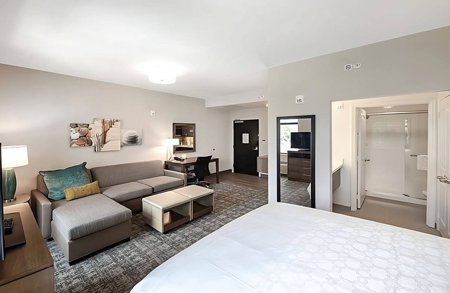Comfortable Studio w/Pool, Hot Tub, and Poolside Tiki Bar – Ideal for Groups