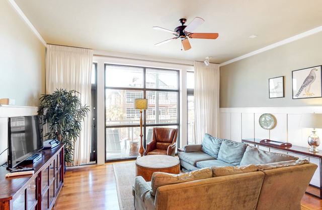 Comfortable & Stylish Condo w/ Free WiFi & Central A/C plus a Shared Pool & Gym