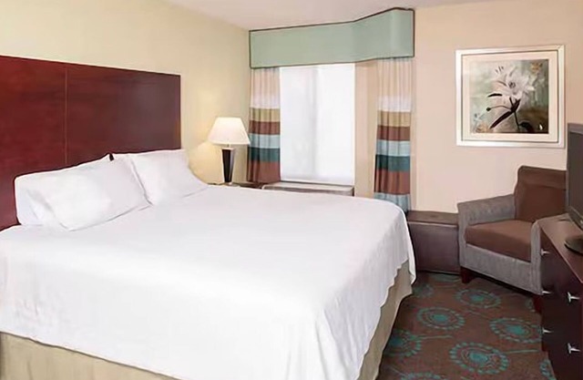 Comfortable Suite w/Indoor Pool Access & Complimentary Hot Breakfast