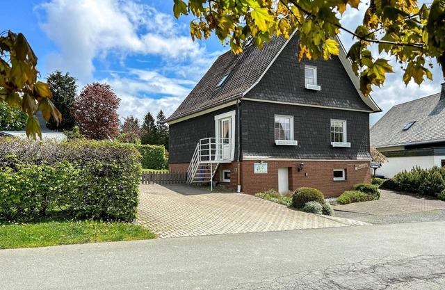 Comfortably furnished child-friendly vacation home with garden