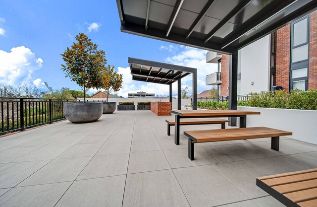 Comfy 1-Bed Apt with Courtyard, Gym, BBQ & Parking