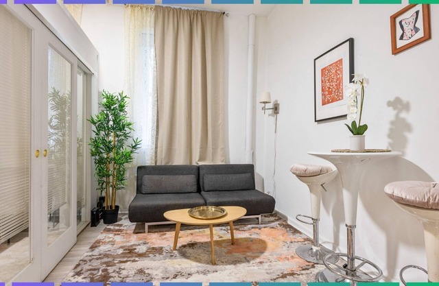 Comfy 1BR: Queen+Couch! Prime Location!
