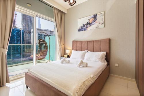 Comfy 1BR with Large Balcony - 15-min to Mall & Burj