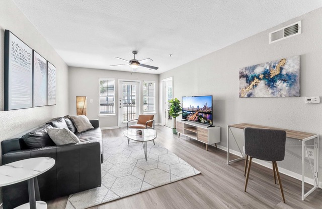 Comfy 2BR King Suite w Gym close to DT
