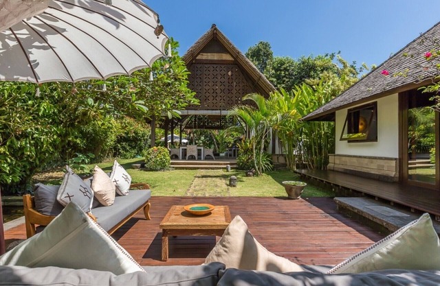 Comfy 3BR Villa Close to Beach W/Great Pool, Bali Villa 2214