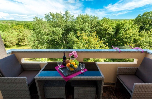 Comfy apartment with AC, WiFi and parking in Malinska