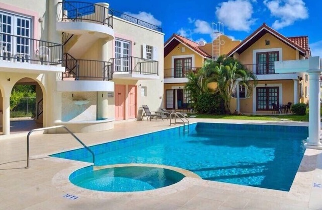 Comfy Cozy Studio Apt#9 with Pool on South Coast near Accra Beach