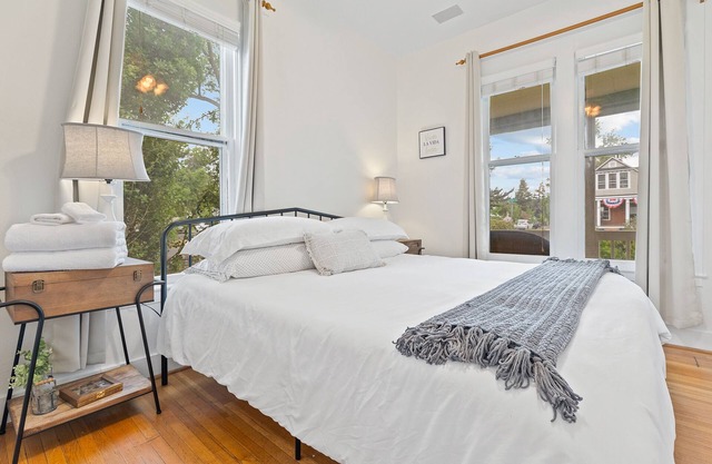 Comfy King Bed Retreat, Downtown, 2 BRMs, AC!