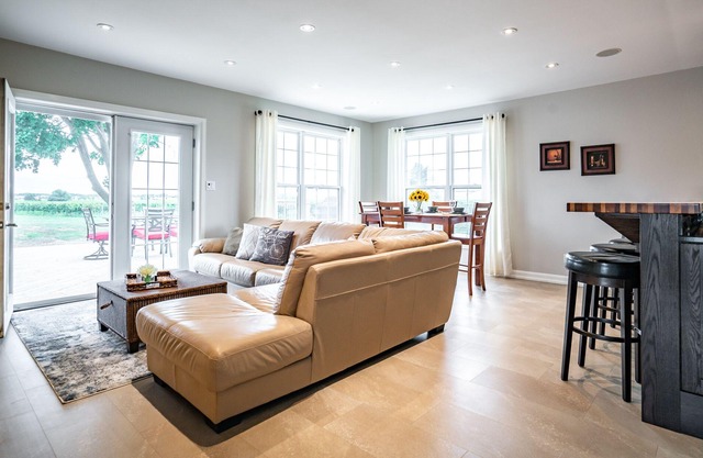 Comfy Renovated Niagara Vineyard 2 Bdrm Farm Home