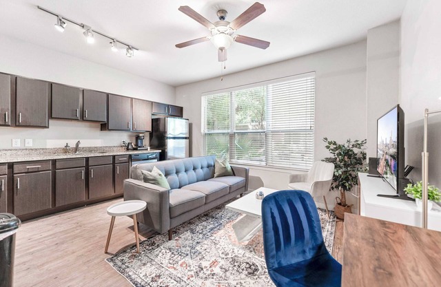 Comfy SoCo 1BR King Suite w/GymPickleballLaundry