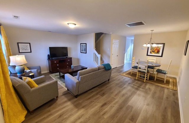 Comfy townhouse near airport and dining!