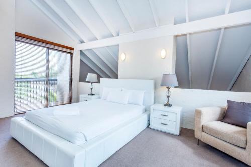 Como Mezzanine Retreat