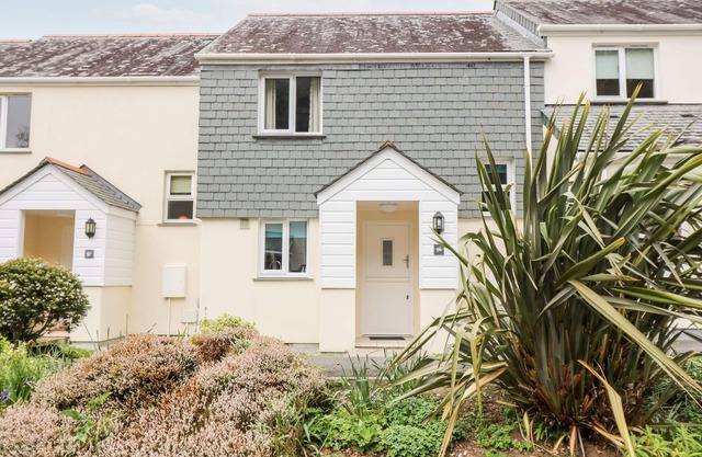 COMPASS POINT, pet friendly, with a garden in Falmouth