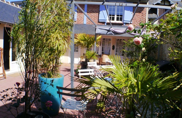 Complete cottages 200m from the beach 18/20 people