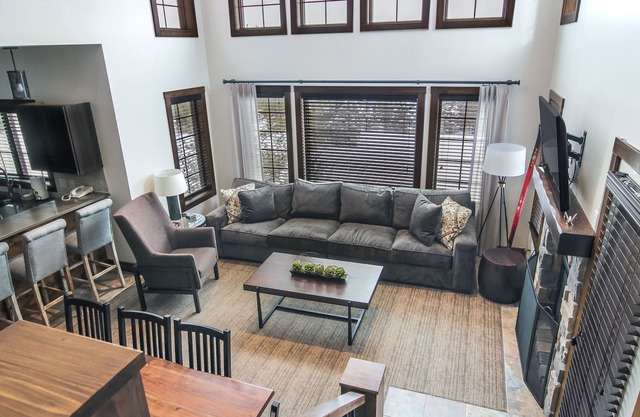 Completely New 4BR Luxurious Creekside Condo With Private Hot Tub
