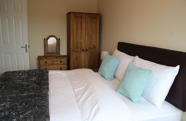 Comtemporary Spacious - Sleeps 7 Family friendly, enclosed garden, with Wifi