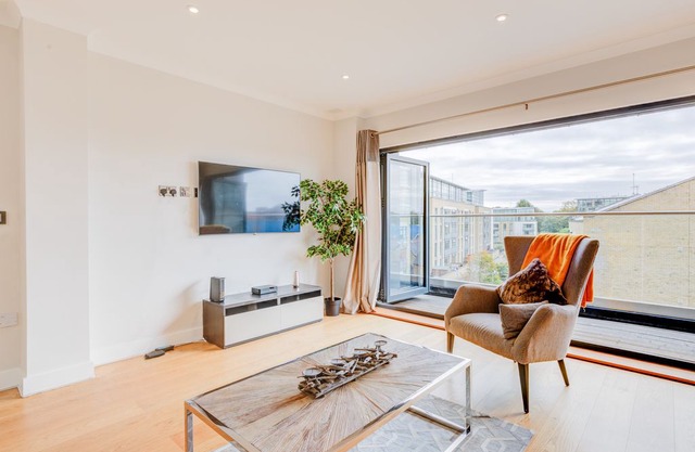 * CONCORD PENTHOUSE * KEW * 2 bed 2 bath w/Parking