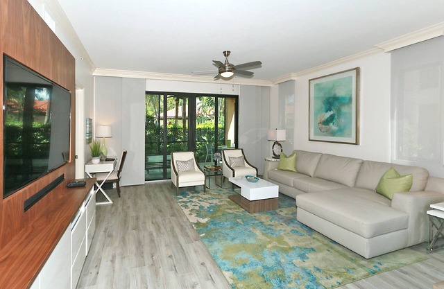 Condo Close to 5th Avenue and Naples Beach