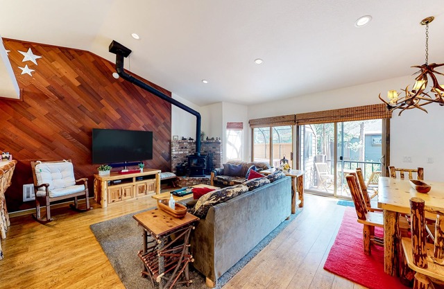 Condo Less than a Mile from Mammoth Village w/Private Hot Tub & Fireplace