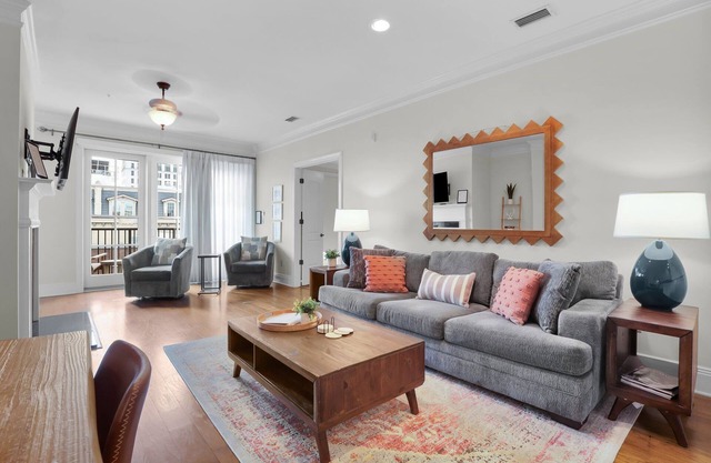 Condo on Bay Street, Downtown Historic Savannah, Elevator, River Views