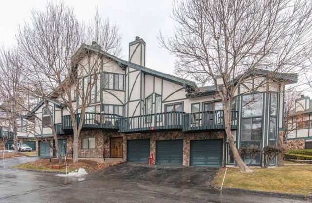 Condo w/ Heated Pool & Jacuzzi. 1 Mile From The Village!
