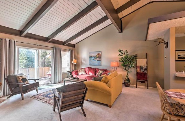 Condo with Deck about 1 Mi to Lake Tahoe and Diamond Peak