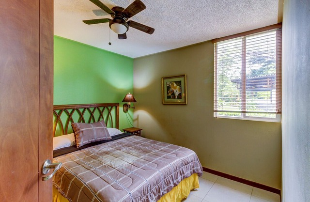 Condo with Great Location, Pool & Patio - Close to the Beach