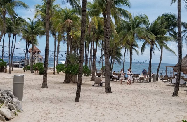 Condo, with Jacuzzi and mini pool at porch. A beach nearby with lot of amenities