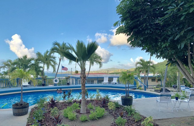 Condo with King Size Bed, near Downtown, with Ocean Views, AC, and Secured.