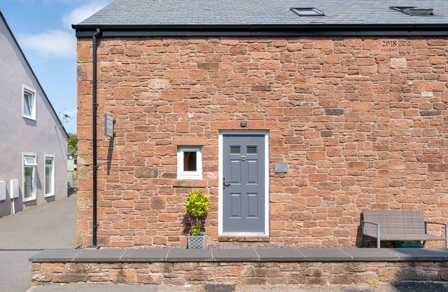 CONEY GARTH COTTAGE, with hot tub in Beckermet