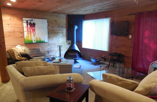 Contact Free Check in/out, Private Access, Short Walk to Lake, Minutes to Pool!