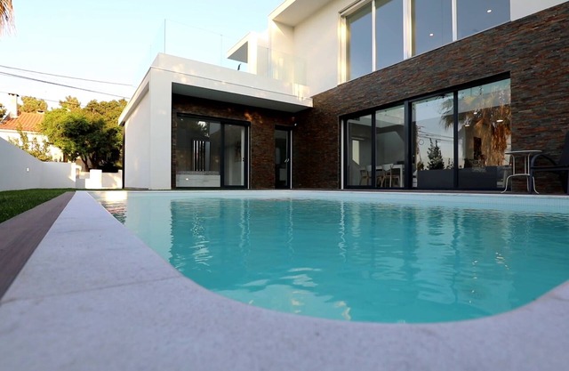 Contemporary villa with pool near Lisbon