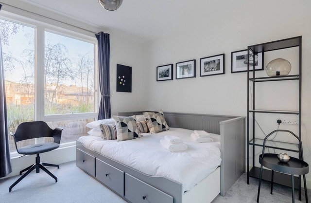Contemporarily Designed 2BD Flat, Bow Common