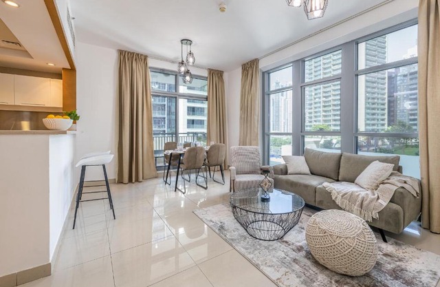Contemporary 1 BR + study Holiday Home in Downtown