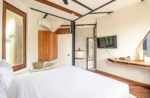 Contemporary 1-BR Loft with Art Deco shared pool