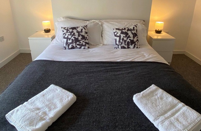 Contemporary 2 Floor Flat with sea views!