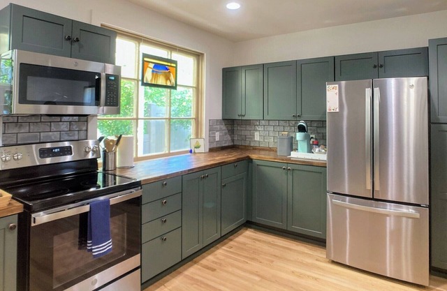 Contemporary Carriage House in Historic Downtown GF: Short - Midterm Rentals