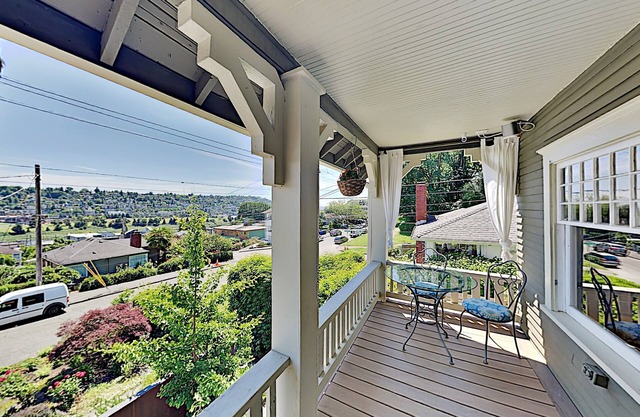 Contemporary Craftsman: Skyline Views, A/C, Epic Outdoor Entertaining Space