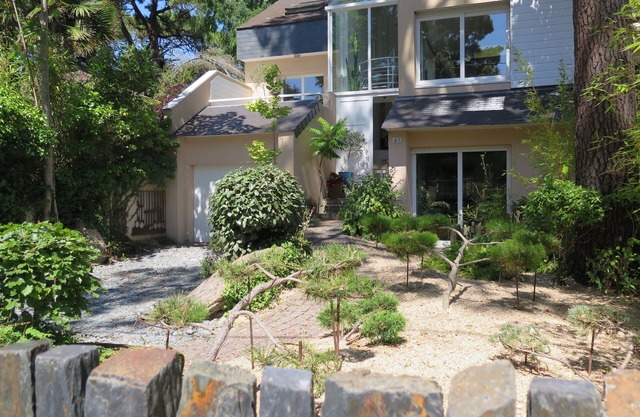 Contemporary villa in the middle of La Baule bay, in a very quiet avenue