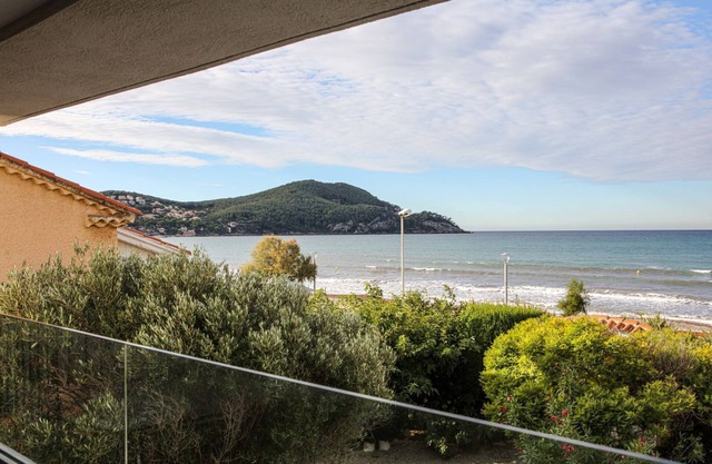 CONTEMPORARY SEAFRONT VILLA