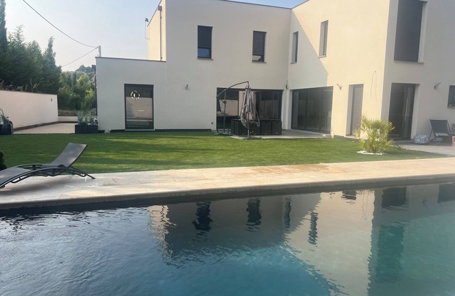Contemporary home in Vaison-la-Romaine Comfort, light & heated pool in Provence