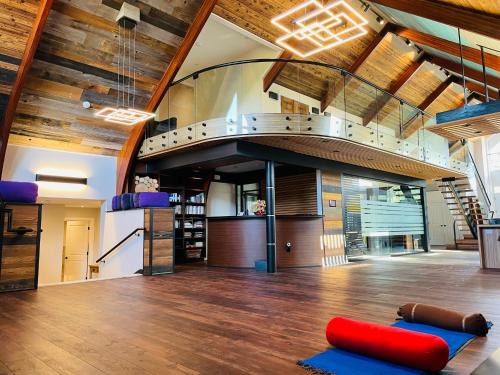 Contemporary Queen Room Near Horseshoe Fall