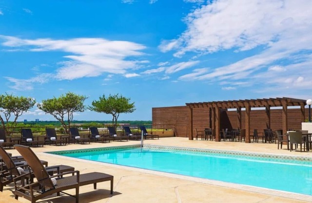 Contemporary Room w/Free Parking & Pool Access