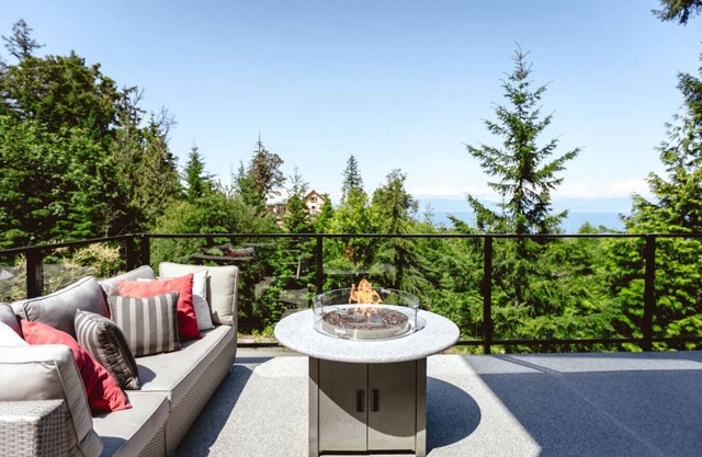 Contemporary Studio with Panoramic Ocean Views
