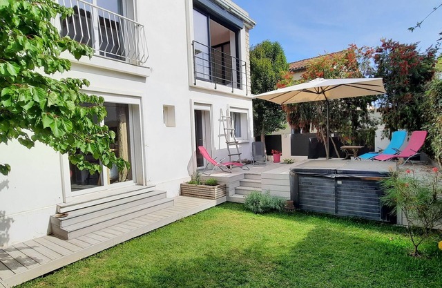 Contemporary villa with jacuzzi, quiet, close to town and beaches