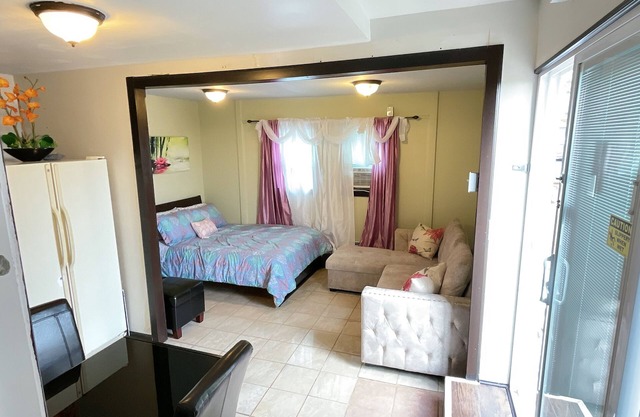 Convenient and clean studio near the beach and Newport.