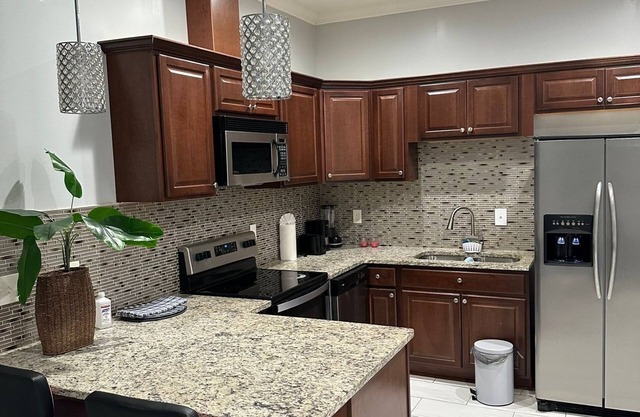 Convenient Atlanta Vacation in a quiet neighborhood. Walking trail, golf course