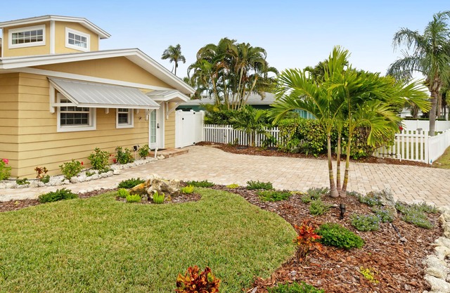 Convenient cottage with pool - easy access to trolley stops & the beach
