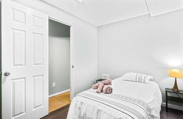 Convenient & Cozy NYC Apartment 2 Bedrooms + Free Parking + Near LGA