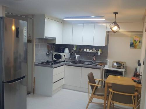 Convenient location 3-person room with living room and 2 bedrooms, 600 meters from Bogukmun Station, 5 stops to SNU Bundang Hospital, close to Korea University